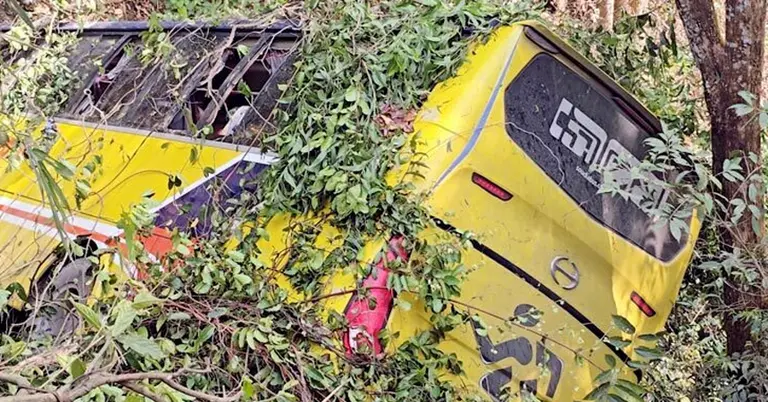 বান্দরবানে পর্যটকবাহী বাস খাদে